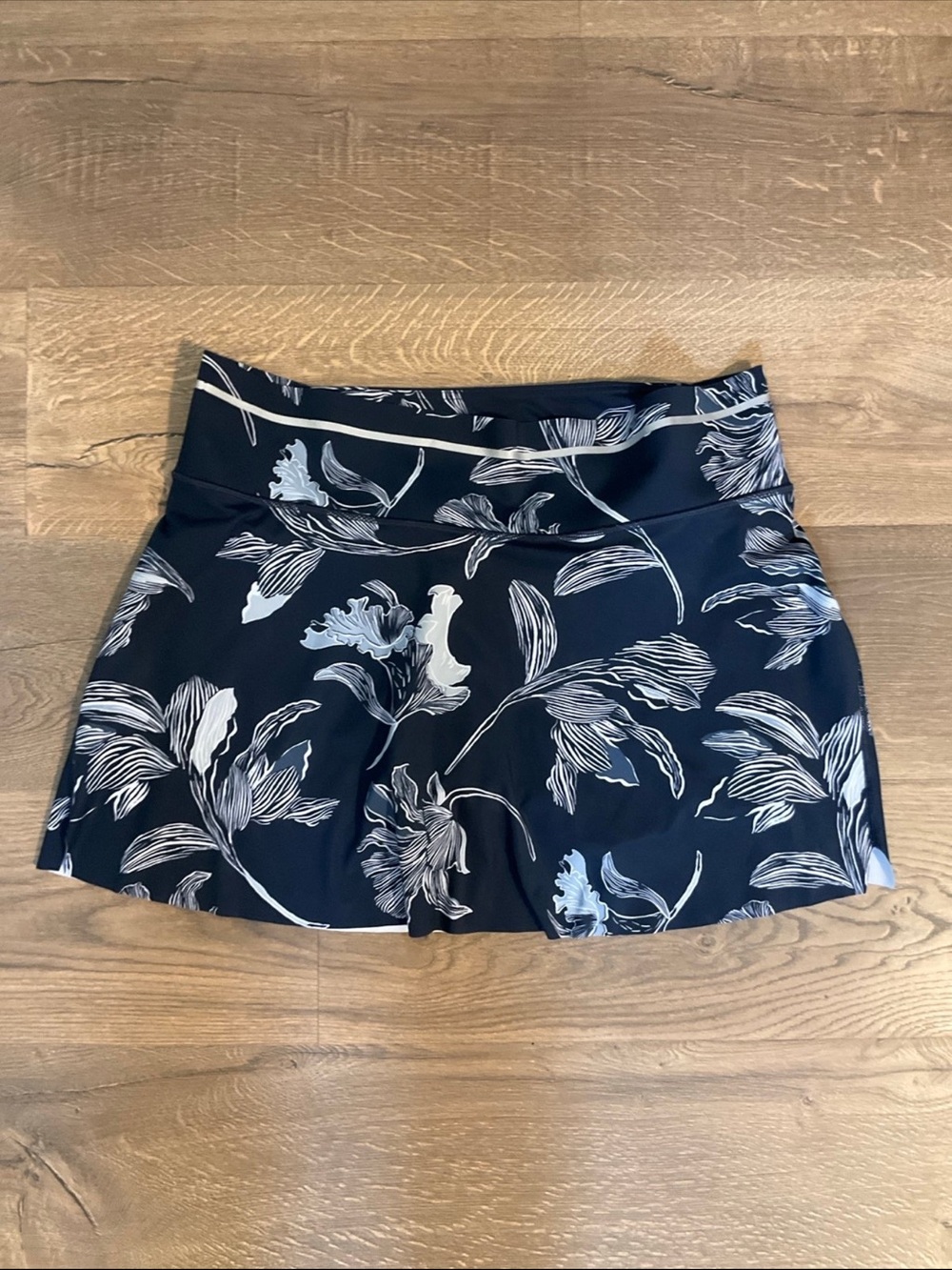 Athleta navy white floral Sonic athletic skort, L - Picture 3 of 9